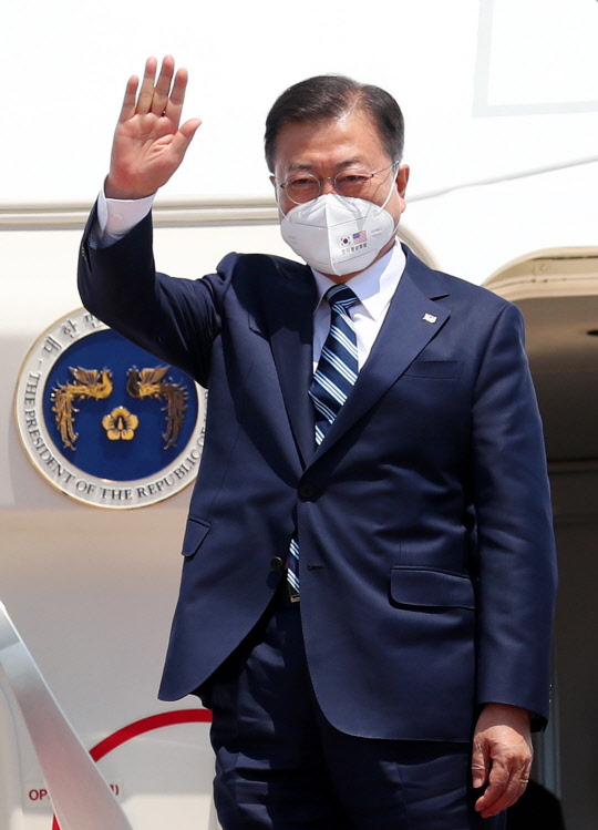 한미 정상회담에 참석하는 문재인 대통령이  지난 19일(현지시간) 미국 워싱턴 앤드류스 공군기지에 도착, 환영 인사들에게 손을 흔들고 있다. 연합뉴스